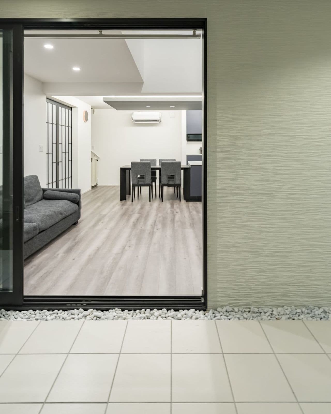 赤いドアの家外観